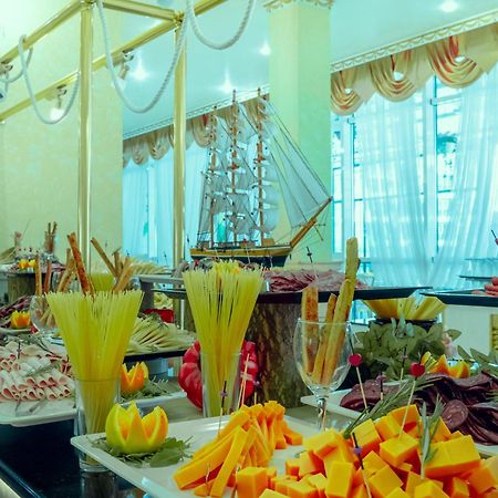 Planeta Hotel & Aquapark Free Beach Access Pantai Sunny Luaran gambar A buffet at a hotel