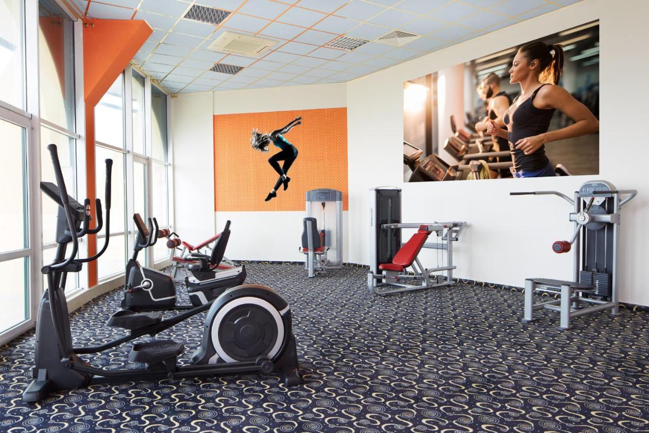 Planeta Hotel & Aquapark Free Beach Access Pantai Sunny Luaran gambar A typical gym