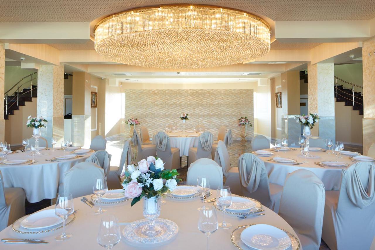 Planeta Hotel & Aquapark Free Beach Access Pantai Sunny Luaran gambar The ballroom at the Royal Automobile Club