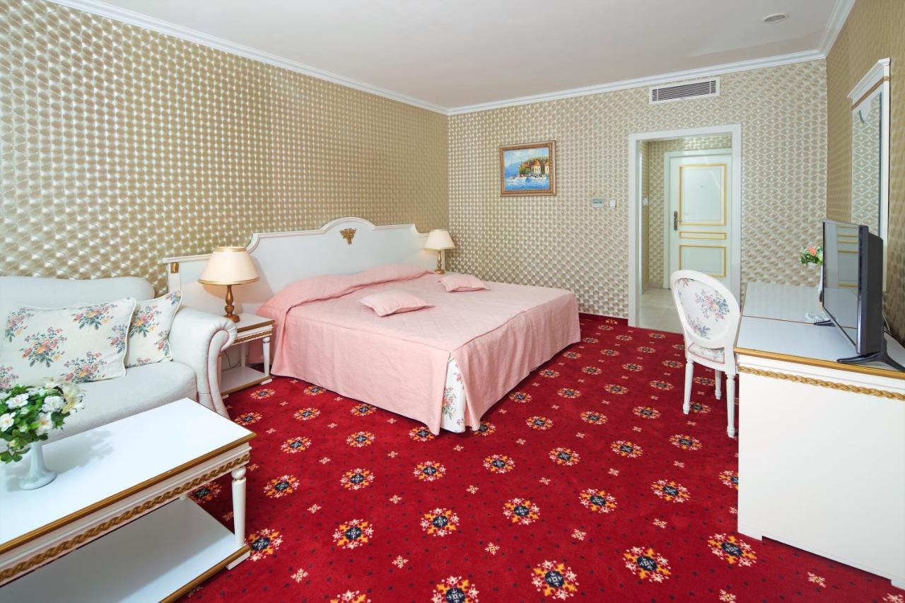 Planeta Hotel & Aquapark Free Beach Access Pantai Sunny Luaran gambar A room at the hotel