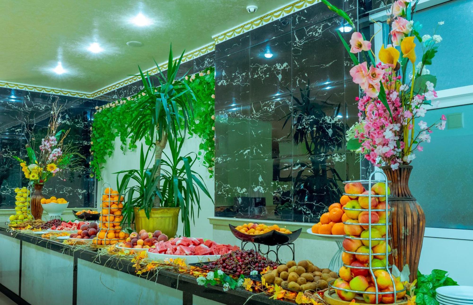 Planeta Hotel & Aquapark Free Beach Access Pantai Sunny Luaran gambar Fruit buffet