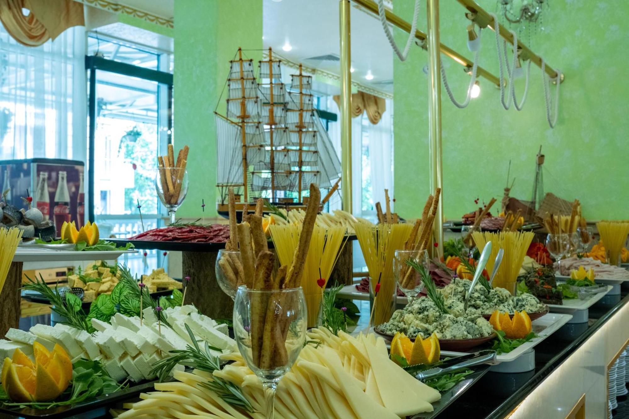 Planeta Hotel & Aquapark Free Beach Access Pantai Sunny Luaran gambar A cheese display at a buffet