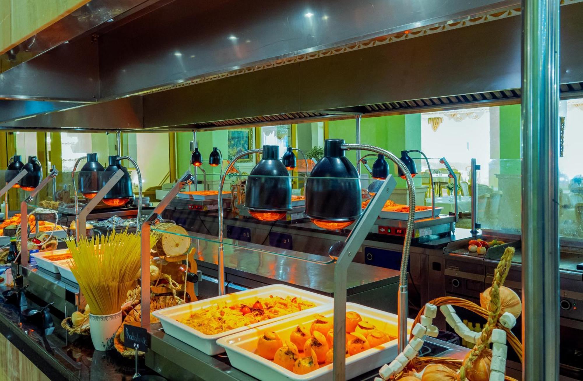 Planeta Hotel & Aquapark Free Beach Access Pantai Sunny Luaran gambar A chafing dish