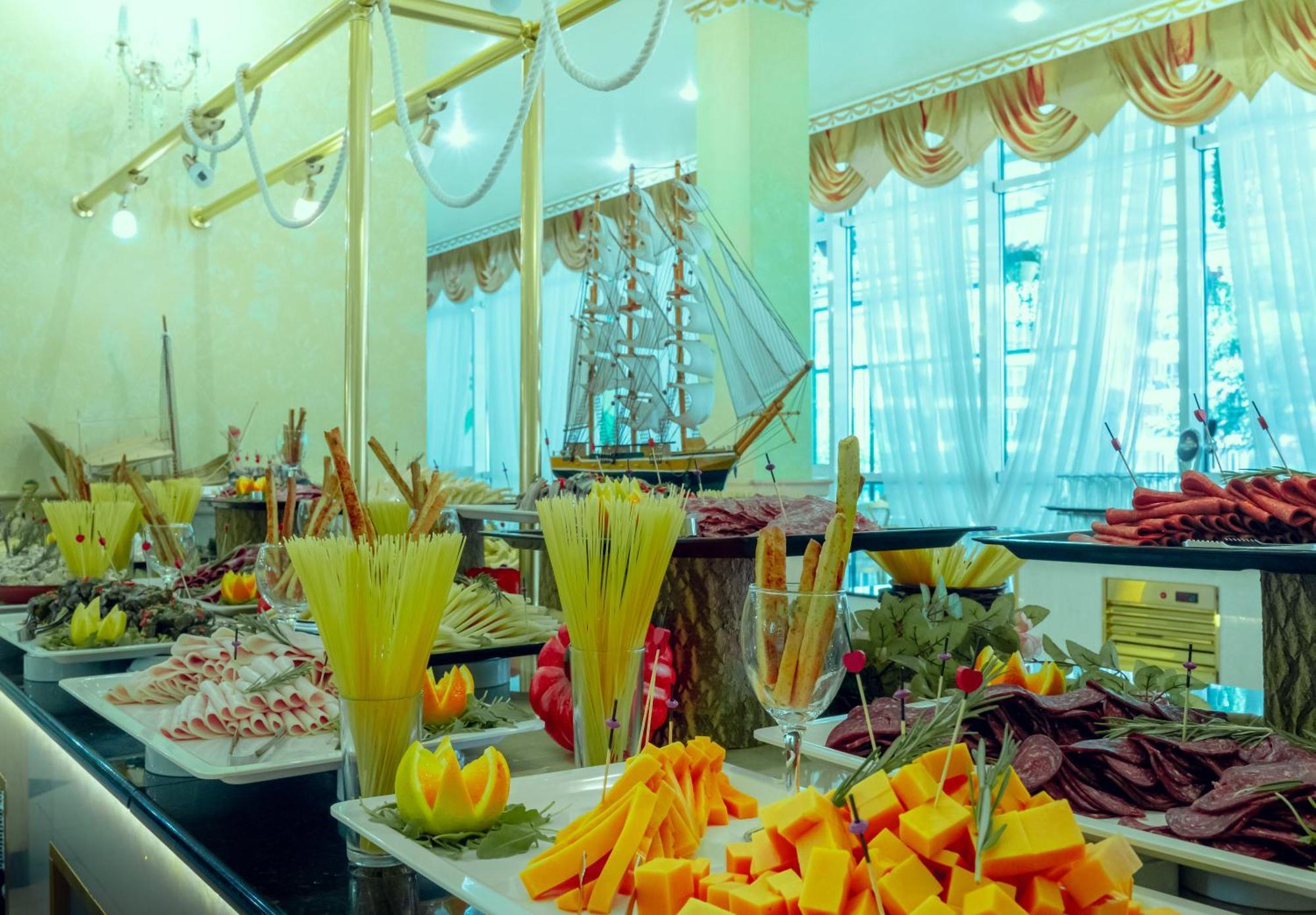 Planeta Hotel & Aquapark Free Beach Access Pantai Sunny Luaran gambar A buffet at a hotel