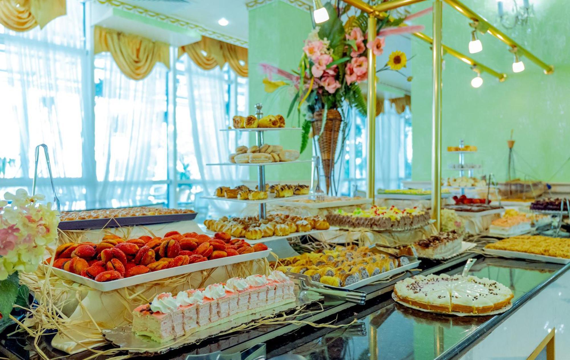 Planeta Hotel & Aquapark Free Beach Access Pantai Sunny Luaran gambar A dessert buffet