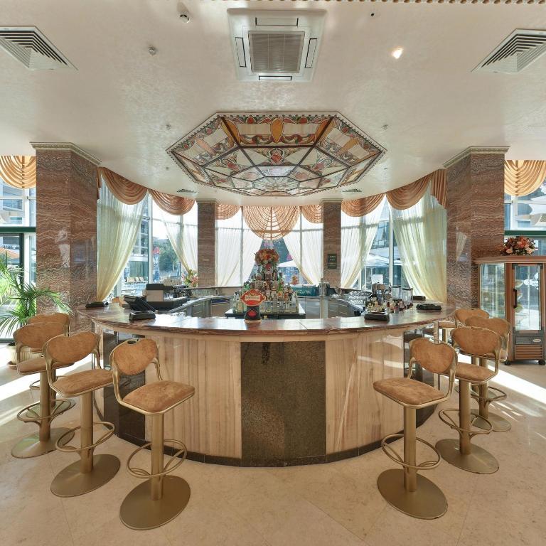 Planeta Hotel & Aquapark Free Beach Access Pantai Sunny Luaran gambar The bar at the hotel