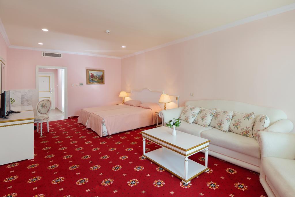Planeta Hotel & Aquapark Free Beach Access Pantai Sunny Luaran gambar A room at the hotel