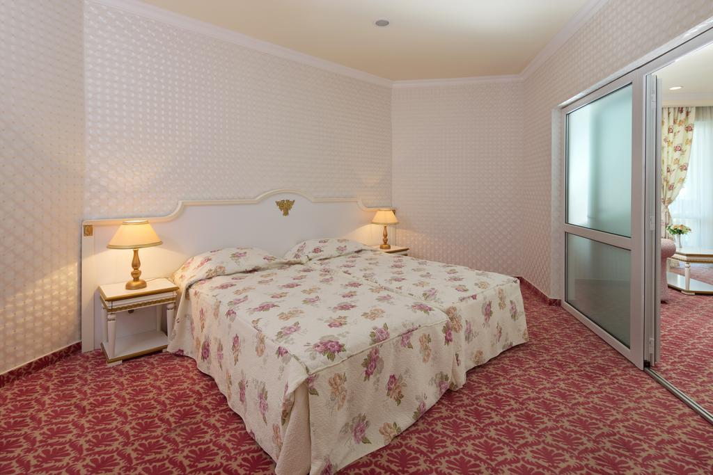 Planeta Hotel & Aquapark Free Beach Access Pantai Sunny Luaran gambar A bedroom at the hotel