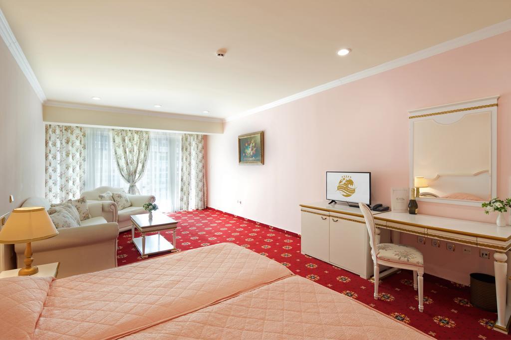 Planeta Hotel & Aquapark Free Beach Access Pantai Sunny Luaran gambar A room at the hotel