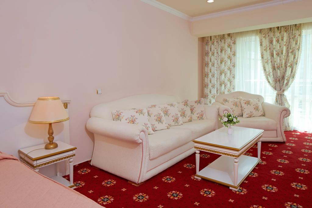 Planeta Hotel & Aquapark Free Beach Access Pantai Sunny Luaran gambar A room at the hotel