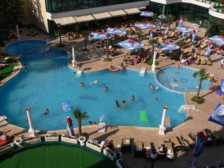 Planeta Hotel & Aquapark Free Beach Access Pantai Sunny Luaran gambar The swimming pool at the complex