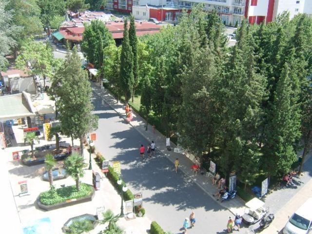 Planeta Hotel & Aquapark Free Beach Access Pantai Sunny Luaran gambar The main square of the town