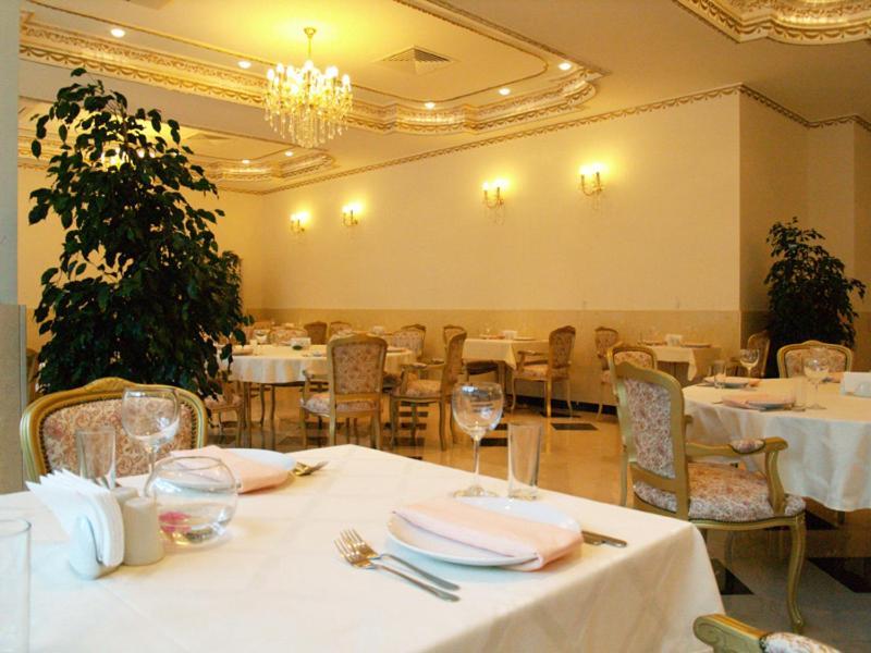 Planeta Hotel & Aquapark Free Beach Access Pantai Sunny Luaran gambar Restaurant interior