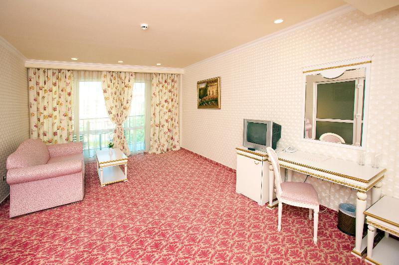 Planeta Hotel & Aquapark Free Beach Access Pantai Sunny Luaran gambar A room at the hotel
