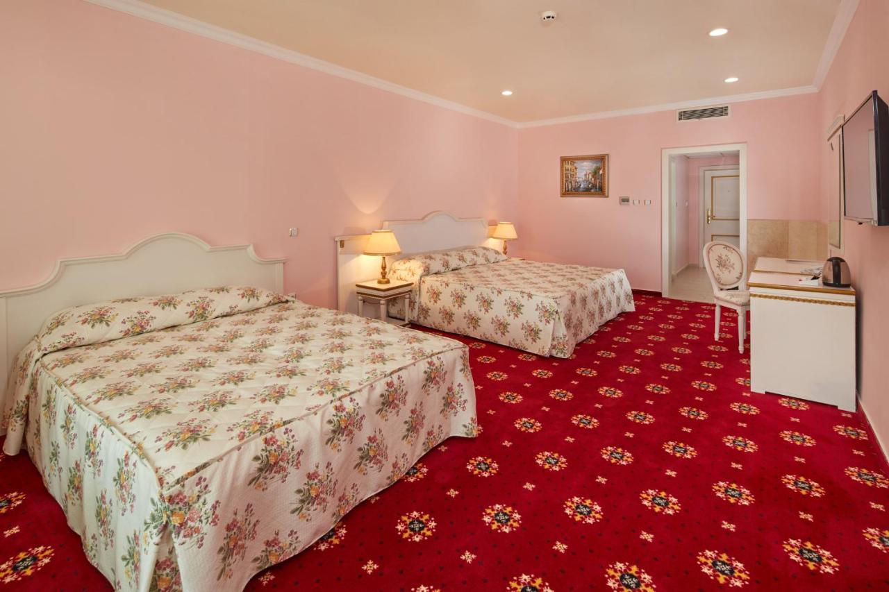 Planeta Hotel & Aquapark Free Beach Access Pantai Sunny Luaran gambar A room at the hotel